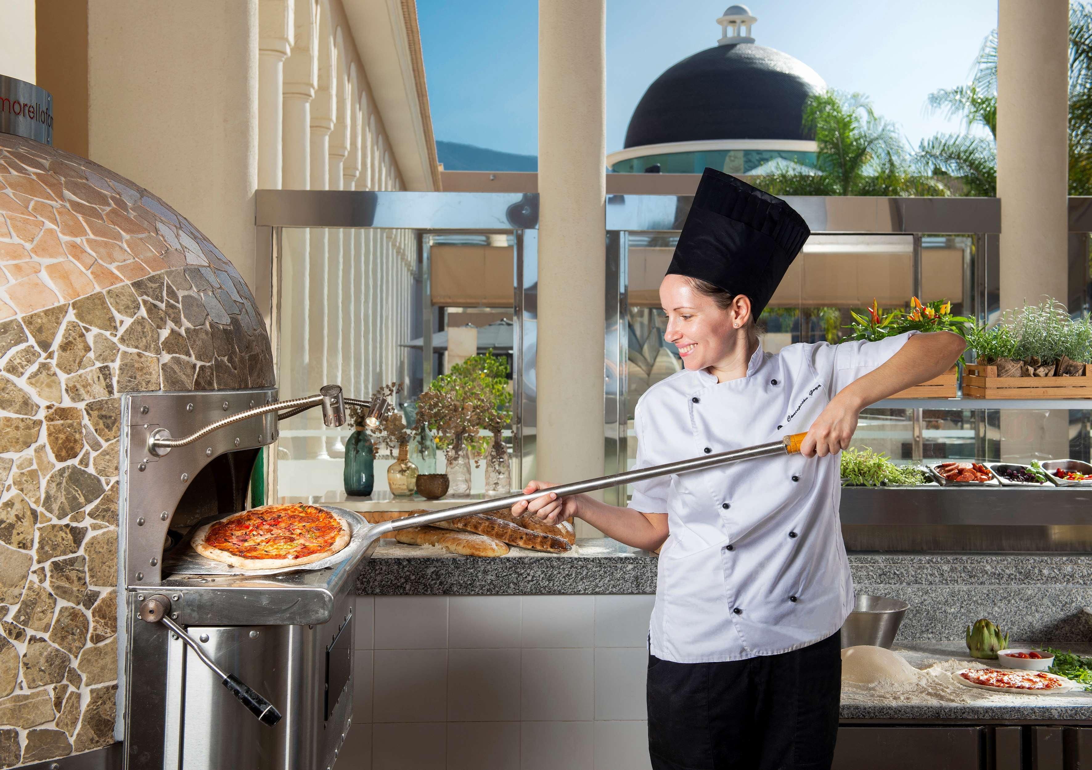 Gran Melia Palacio De Isora Resort & Spa Alcala  Ngoại thất bức ảnh A pizzaiolo preparing a pizza