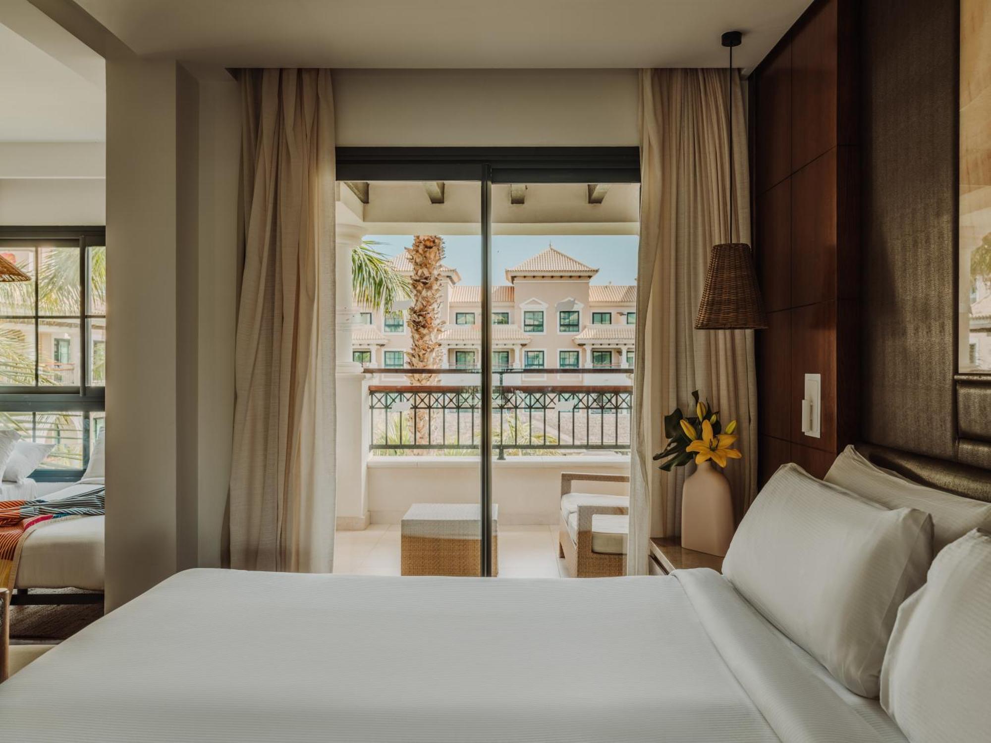 Gran Melia Palacio De Isora Resort & Spa Alcala  Ngoại thất bức ảnh A bedroom at the Westin La Paloma