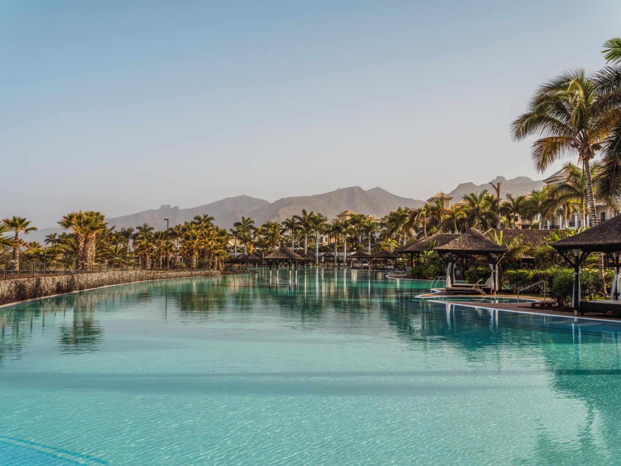 Gran Melia Palacio De Isora Resort & Spa Alcala  Ngoại thất bức ảnh The swimming pool at the resort